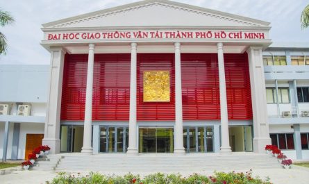 Dự báo và nhận định về tương lai của Phân hiệu Trường Đại học Giao thông Vận tải tại TP. Hồ Chí Minh đòi hỏi sự kết hợp giữa việc hiểu rõ về xu hướng phát triển của ngành giao thông vận tải và sự linh hoạt trong đáp ứng các thách thức và cơ hội mới. Dưới đây là một số dự báo và nhận định có thể xảy ra trong tương lai: Tăng cường hợp tác quốc tế: Trong bối cảnh hội nhập và toàn cầu hóa, việc tăng cường hợp tác với các đối tác quốc tế trong lĩnh vực giao thông vận tải sẽ mang lại nhiều cơ hội học tập và nghiên cứu cho sinh viên và giảng viên. Các chương trình đào tạo và nghiên cứu chung với các trường đại học và tổ chức quốc tế có uy tín sẽ giúp trường củng cố vị thế của mình trên bản đồ giáo dục toàn cầu. Đổi mới trong chương trình đào tạo: Sự phát triển nhanh chóng của công nghệ và thị trường lao động yêu cầu các chương trình đào tạo linh hoạt và cập nhật. Trường có thể đưa vào các ngành học mới, như logictics, quản lý chuỗi cung ứng, hoặc công nghệ thông tin ứng dụng trong giao thông vận tải, để đáp ứng nhu cầu ngày càng đa dạng của sinh viên và doanh nghiệp. Nâng cao chất lượng đào tạo và nghiên cứu: Việc tập trung vào nâng cao chất lượng đào tạo và nghiên cứu sẽ giúp trường thu hút được nguồn nhân lực chất lượng cao và tạo ra những sản phẩm nghiên cứu có giá trị cao cho cộng đồng. Đồng thời, điều này cũng sẽ giúp trường duy trì hoặc tăng cường vị thế và uy tín của mình trong lĩnh vực giao thông vận tải. Hợp tác chặt chẽ với doanh nghiệp và cộng đồng: Sự hợp tác chặt chẽ với các doanh nghiệp trong và ngoài nước sẽ giúp trường cung cấp các chương trình đào tạo phù hợp với nhu cầu thực tế của thị trường lao động. Các dự án và hoạt động hợp tác với cộng đồng sẽ giúp sinh viên của trường phát triển kỹ năng mềm và tinh thần trách nhiệm xã hội.