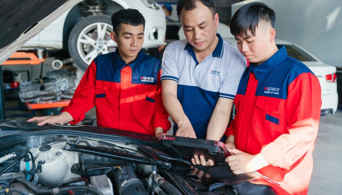 bằng cao đẳng công nghệ ô tô có dễ xin việc không