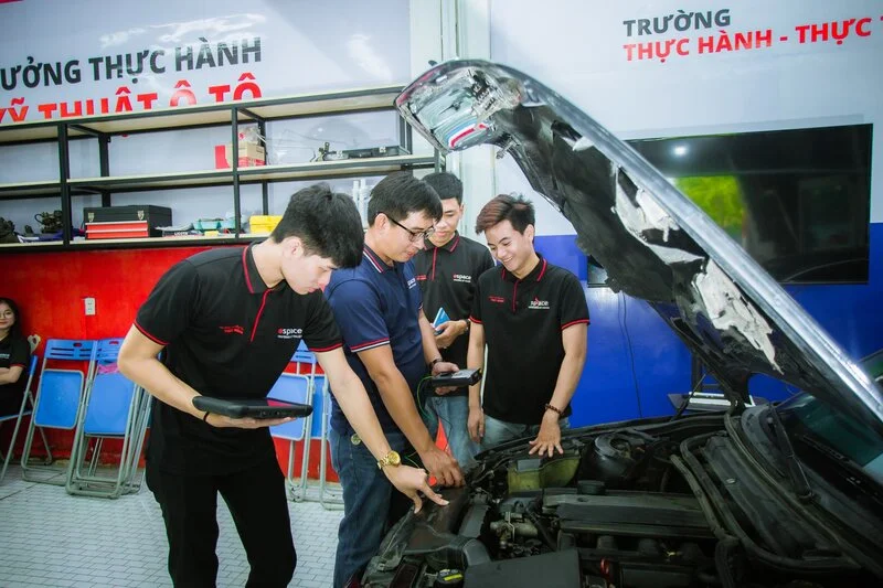 bằng cao đẳng công nghệ ô tô có dễ xin việc không - Hình 2