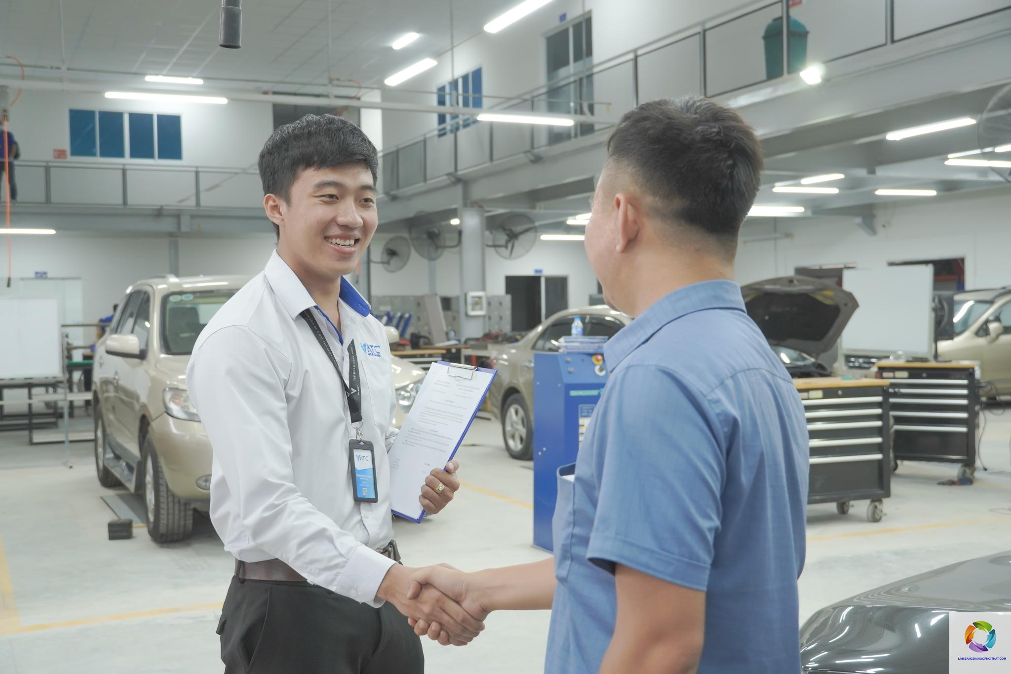 bằng cao đẳng công nghệ ô tô làm cố vấn dịch vụ được không - Hình 2
