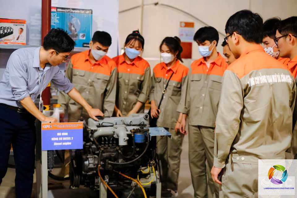 bằng cao đẳng công nghệ ô tô làm hãng xe được không