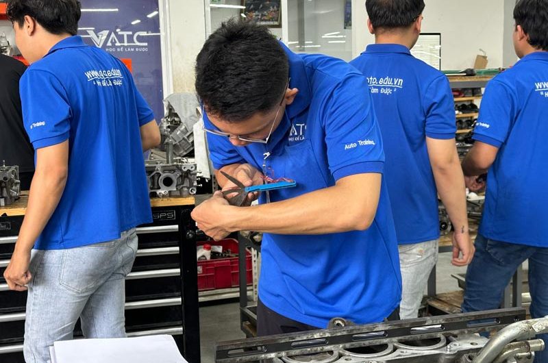 Bằng đại học công nghệ ô tô có dễ xin việc không? Cơ hội việc làm và mức lương thực tế 2025