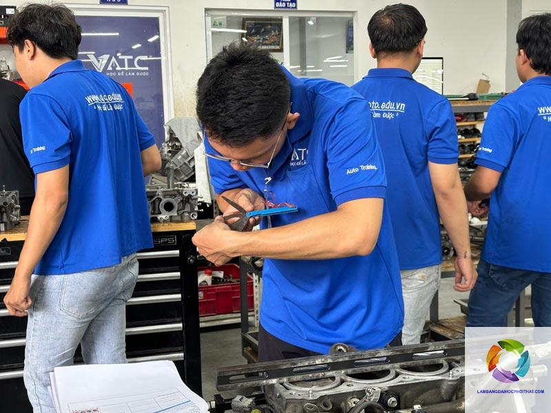 bằng đại học công nghệ ô tô có dễ xin việc không