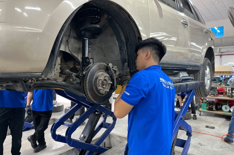 Bằng đại học công nghệ ô tô có giá trị gì? Lợi thế cạnh tranh và cơ hội việc làm thực tế
