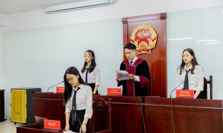 bằng đại học luật kinh tế có dễ xin việc không