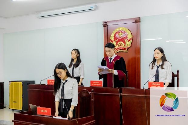bằng đại học luật kinh tế có dễ xin việc không