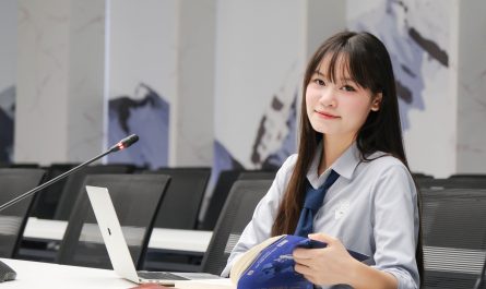 bằng đại học luật quốc tế làm ngoại giao được không