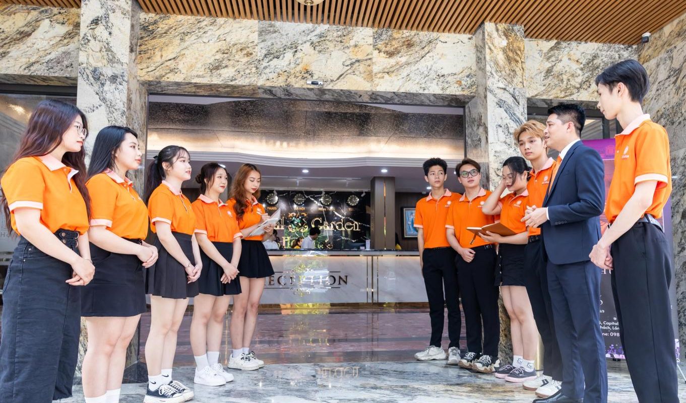 bằng đại học quản trị khách sạn làm resort được không
