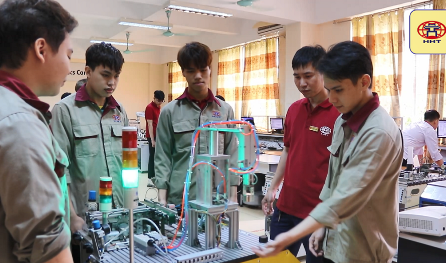 Bằng cao đẳng cơ điện tử làm robot được không? Giải đáp chi tiết từ A-Z