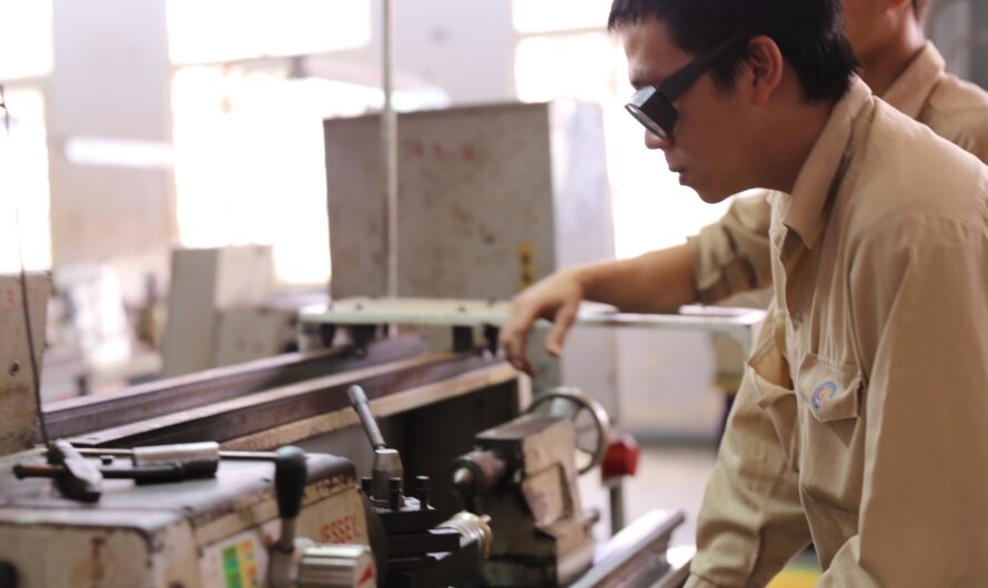 Bằng cao đẳng cơ khí làm kỹ thuật viên CNC được không? Giải đáp chi tiết từ A-Z
